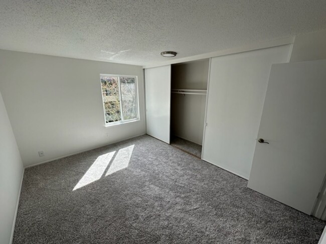 Building Photo - Large Open And Bright 2bd 1.75 Bath Condo ...