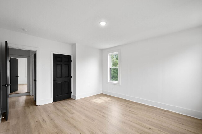 Building Photo - AVAILABLE FOR EARLY OCTOBER! RENOVATED 2-B...