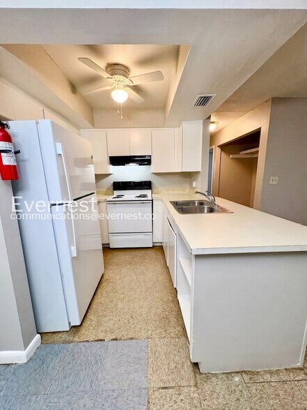 Building Photo - 3058 St Paul Dr