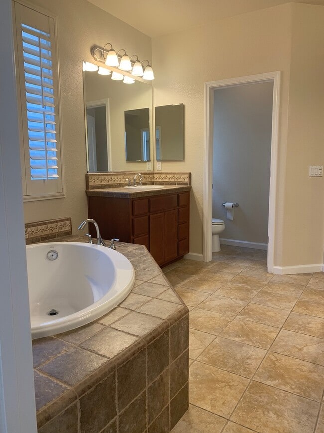 Building Photo - Gorgeous home in Patterson
