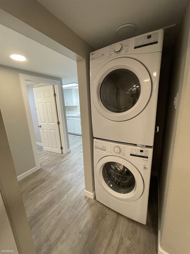 Building Photo - 3 br, 1 bath Duplex - 1104 Sidney Avenue