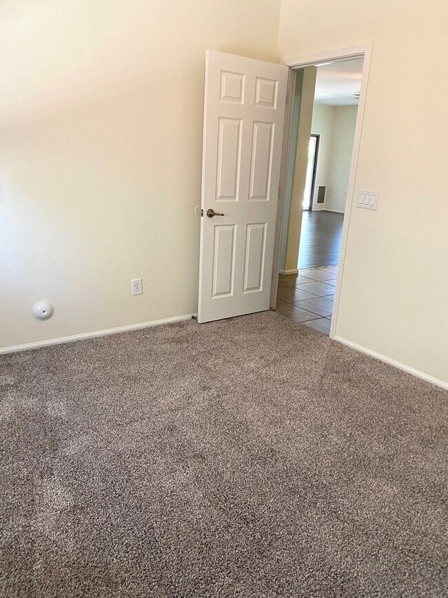 Building Photo - **BEAUTIFUL 3BEDROOM/2BATHROOM HOME LOCATE...