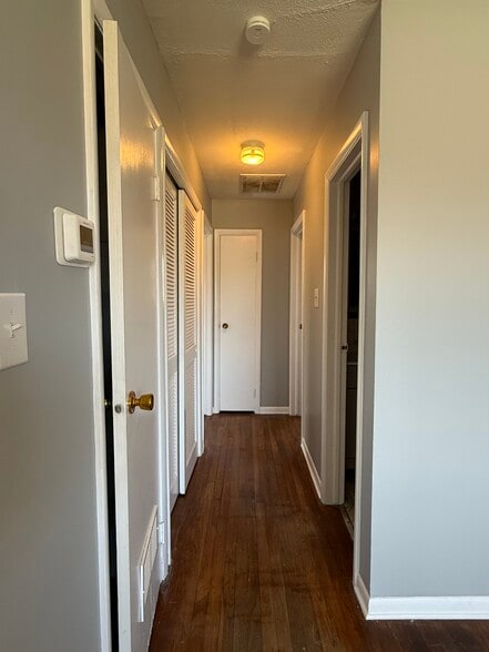 Building Photo - 916 N Avon Ave