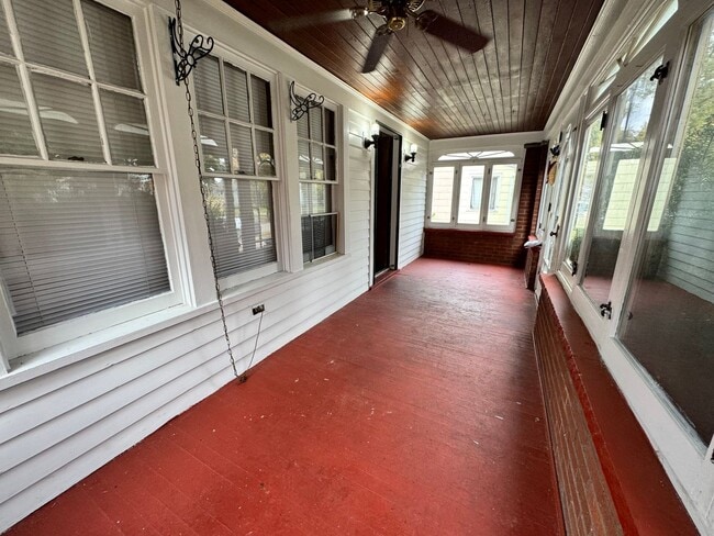 Building Photo - 3 Bedroom House