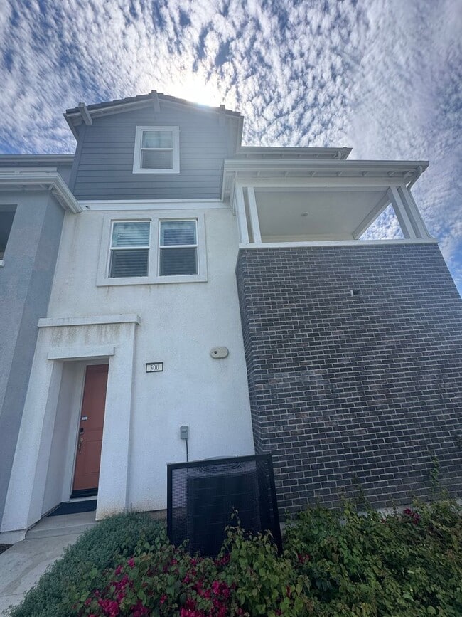 Building Photo - 2 Bedrooms 2.5 Bathrooms condo