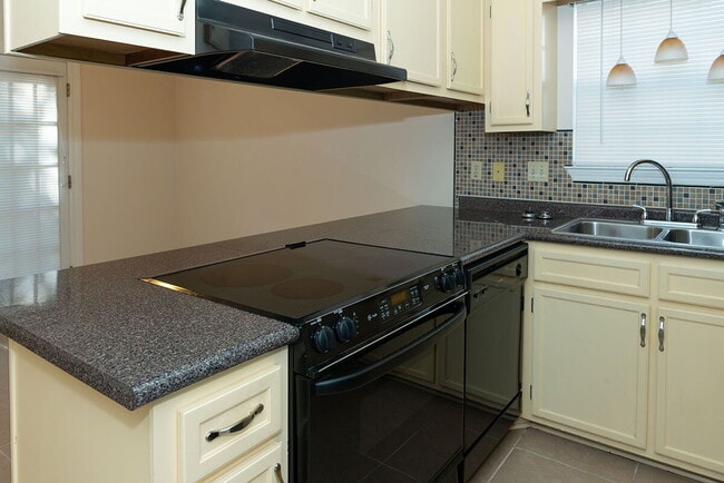 Building Photo - "Charming 3-Bed Oasis in Shalimar with 2 Full Baths and Cozy 1205 Sq. Ft.!