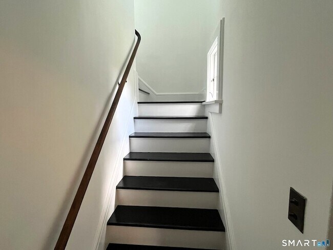 Building Photo - 94 Honey Hill Rd