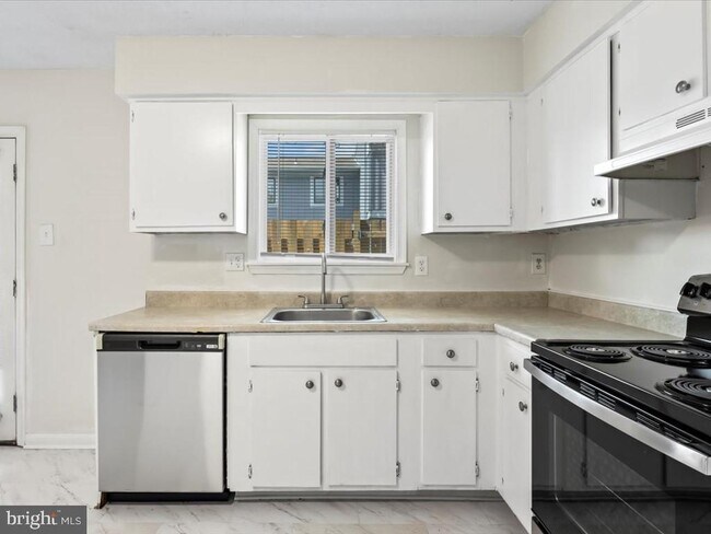 Building Photo - 8633 Madera Ct