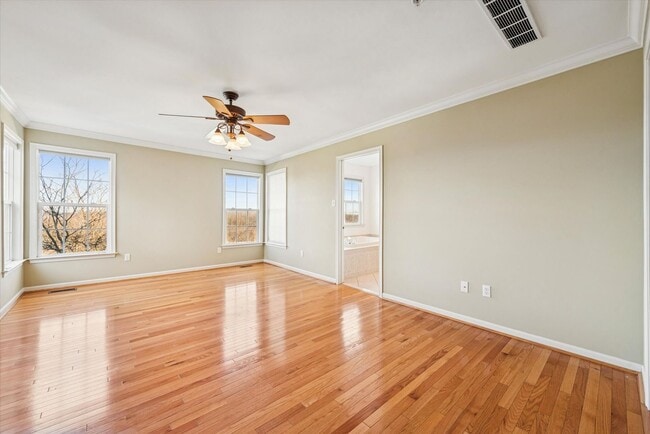 Building Photo - Avaible now, 3B/2.5B Townhome in Whiteland Woods!