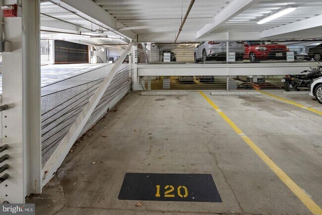 Building Photo - 4852 Eisenhower Ave