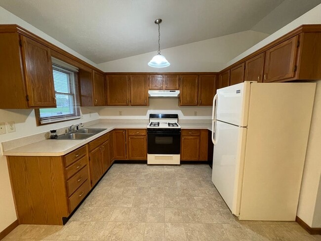 Building Photo - Beautiful 3 Bedroom-2 Bath on Goshen South...