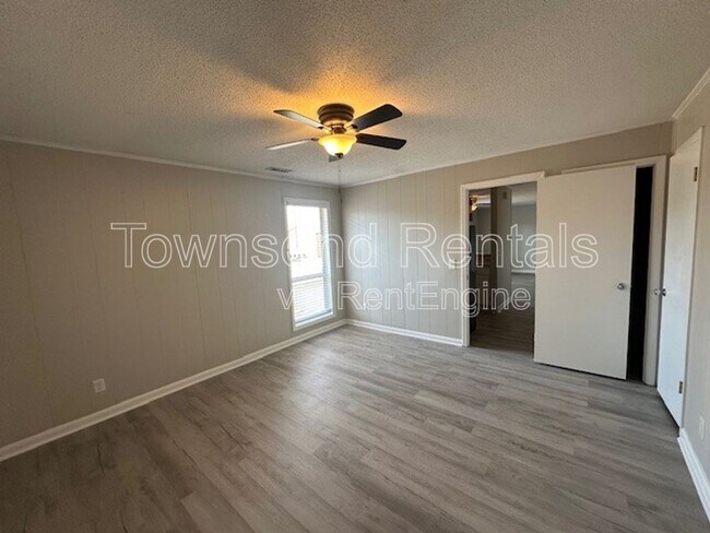 Building Photo - 5850 Century Oaks Dr