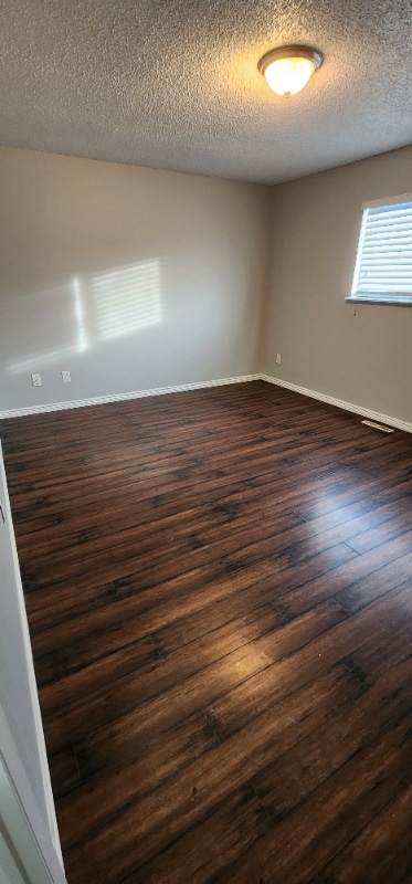Building Photo - 300 Cottonwood Ln