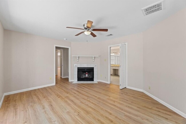 Building Photo - 6010 Oakclaire Dr