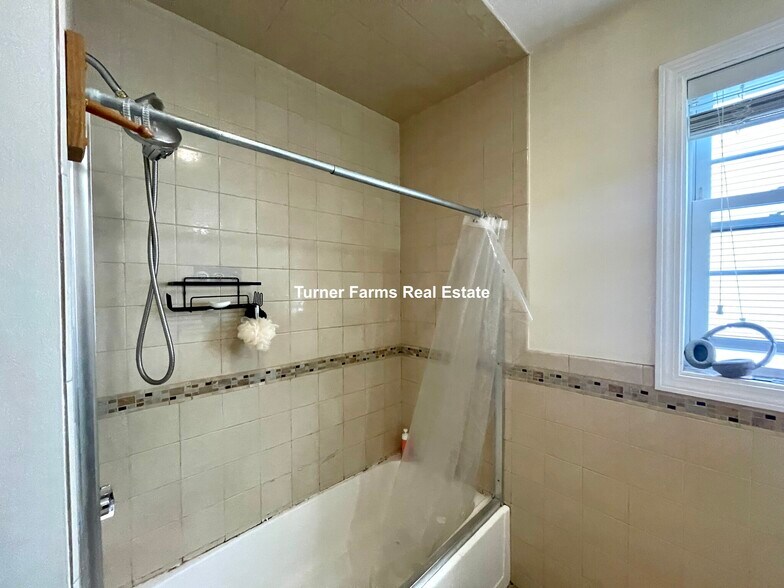 Building Photo - 207 Hillside St