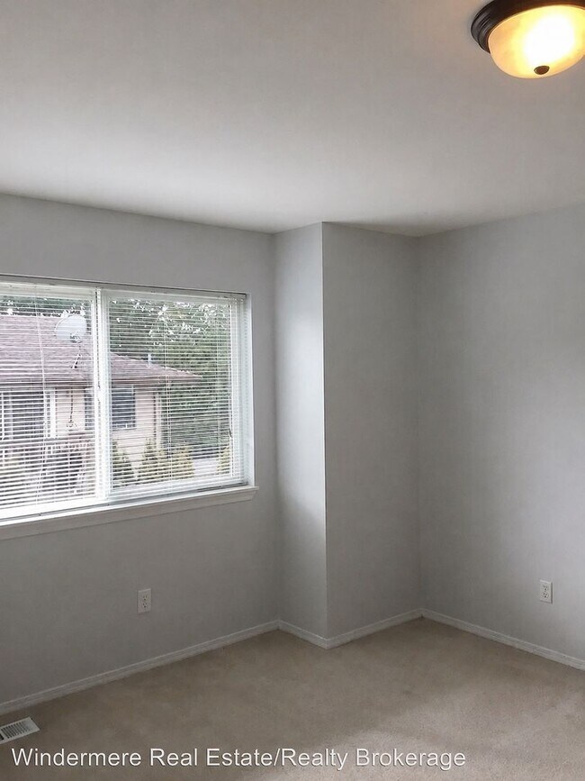 Building Photo - 5009 Freeport Ln