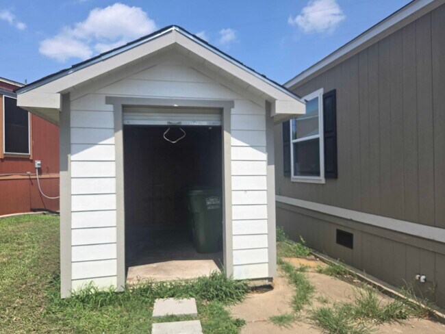 Building Photo - 709 N Collins Fwy