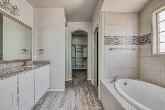 Building Photo - Beautiful East side House