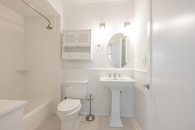 Building Photo - 212 E Clay St