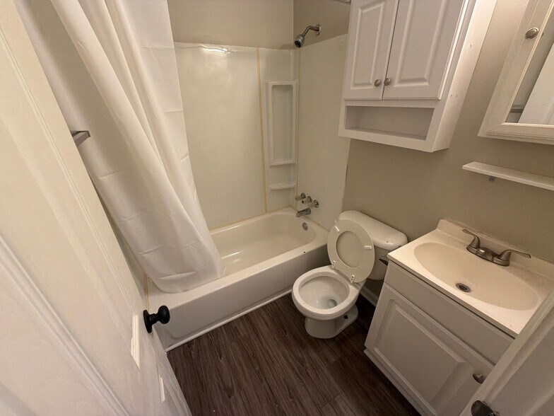 Building Photo - Room in Apartment on Overland Heights