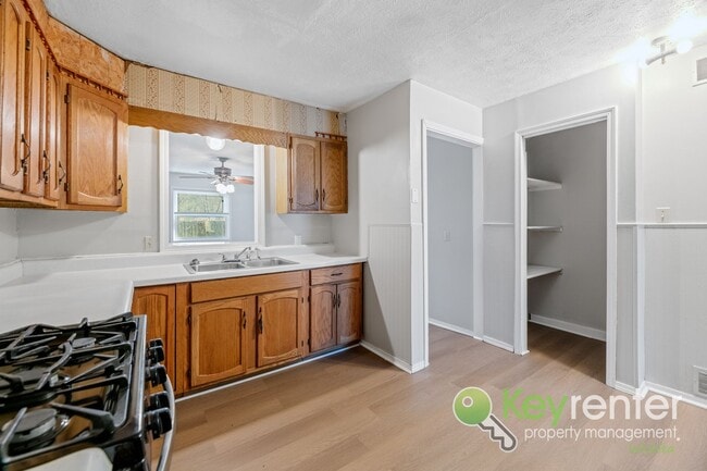 Building Photo - Beautifully Updated 3-Bedroom Home in Central Wichita!
