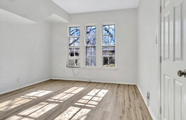 Building Photo - 827 S Crockett St
