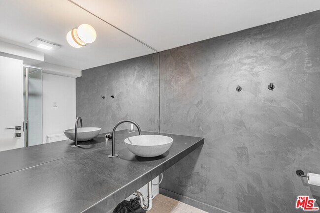 Building Photo - 7135 Hollywood Blvd