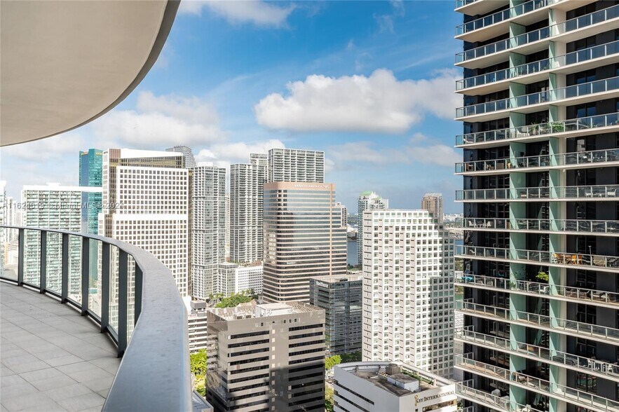 Building Photo - 1000 Brickell Plz