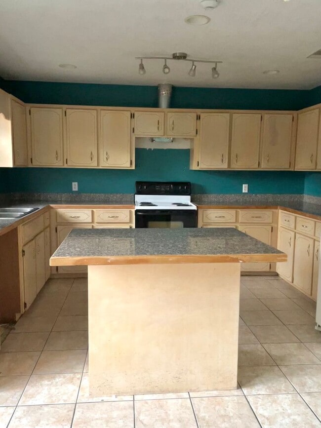 Building Photo - WINTER MOVE-IN SPECIAL: 50% OFF 1st FULL MONTH'S RENT!**