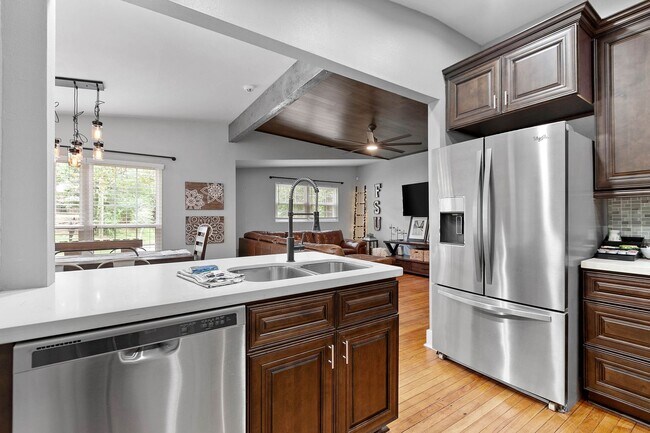 Building Photo - 3/2 House by TMH!! Available April!! fully furnished, 6 or 12 month lease available