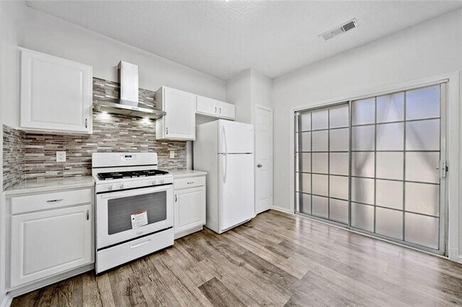 Building Photo - 1636 Heyford Cir NW