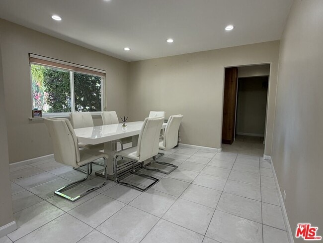 Building Photo - 10609 Reseda Blvd