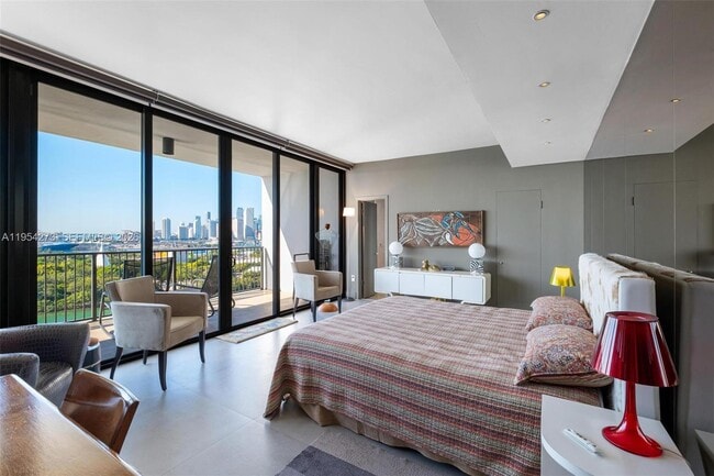 Building Photo - 1000 Venetian Way