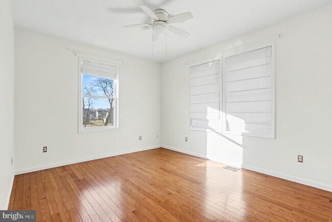 Building Photo - 906 Shelburne Rd