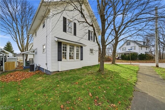 Building Photo - 437 Erie St