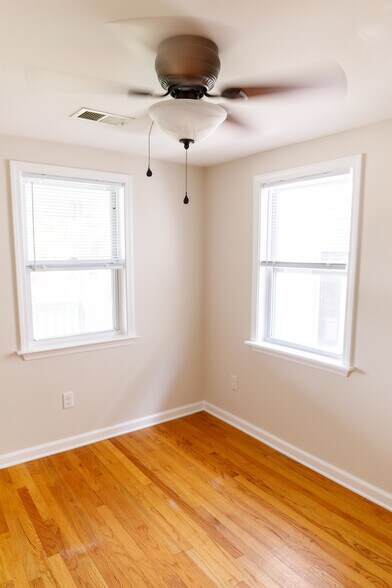 Building Photo - 116 America St