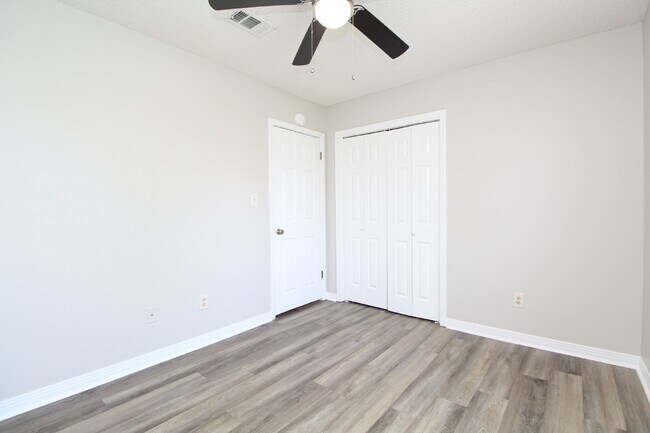 Building Photo - 3/2 Northwest Pensacola brick home with ga...