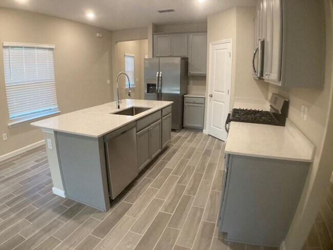 Building Photo - Stylish & Low-Maintenance Living in Oakleaf Community