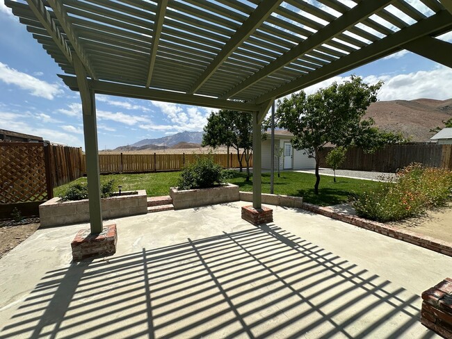 Building Photo - Beautifully landscaped home with modern up...
