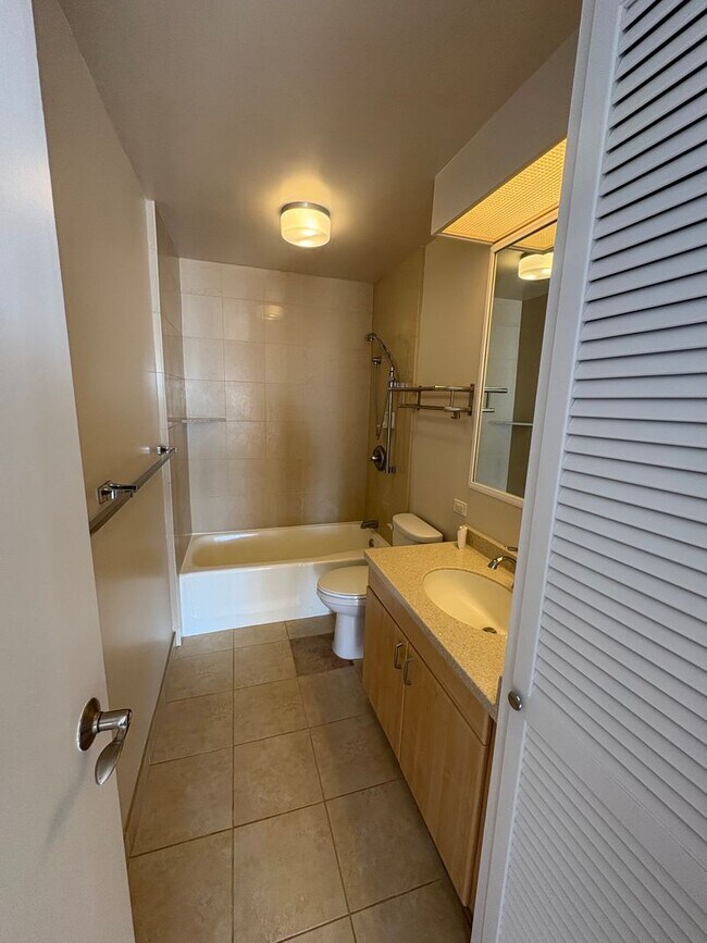 Building Photo - 1212 Punahou St