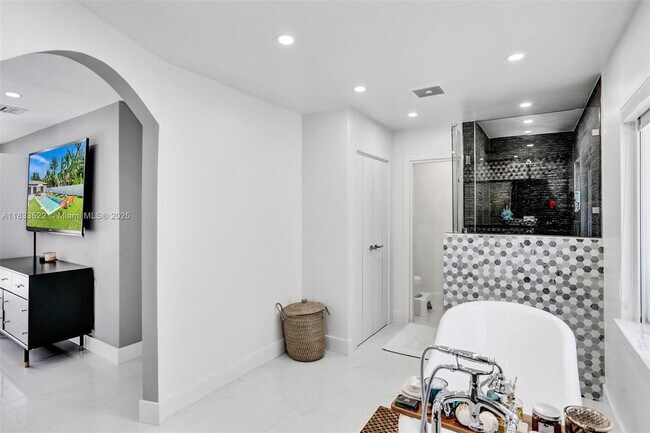 Building Photo - 806 NE 92nd St