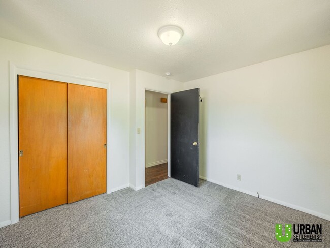 Building Photo - 2104 N Dale Ln