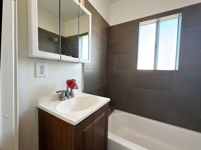 Building Photo - **2255 Linden Ave Long Beach** Downstairs 1 bedroom 1 bath !!2 weeks free OAC!!