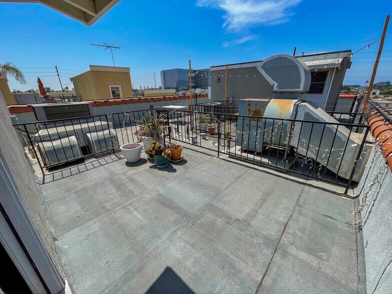 Building Photo - 2027 Beloit Ave