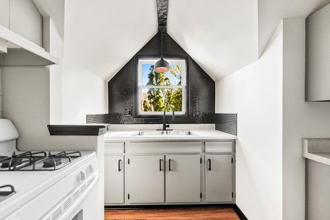 Building Photo - 113 Elm St