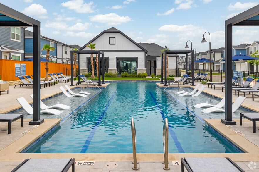 Primary Photo - Villas at Creekside