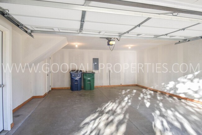 Building Photo - 2 Bedroom, 2 1/2 Bath Townhome in Urbandal...