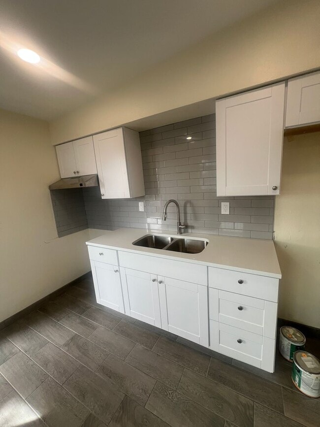 Building Photo - Newly Refurbish 2 Bed. 1 Ba. Duplex Apartment In Convenient Location Closed to Everthing