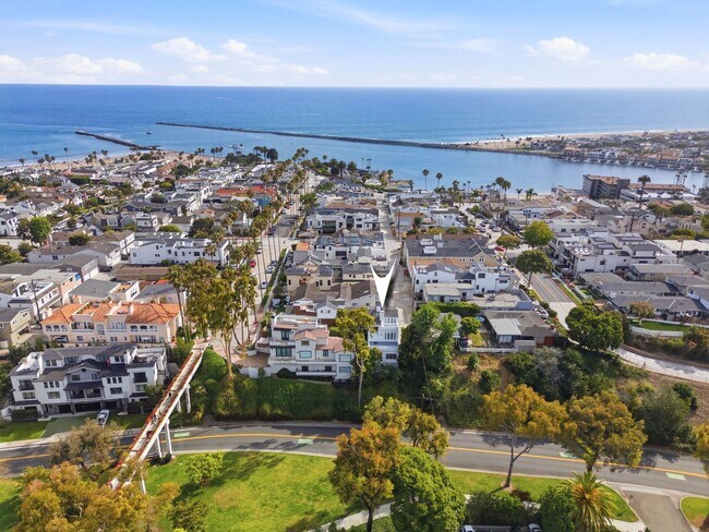 Building Photo - Premier Location in Corona Del Mar for 12-Month Lease