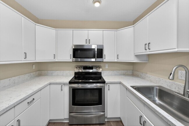 Building Photo - HUNTINGTON BEACH HOME - 1.5 Miles from the Beach